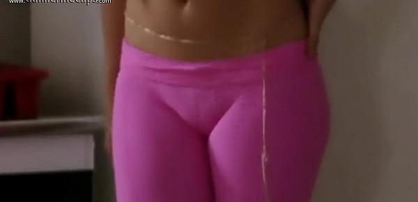  Isis Valverde Cameltoe